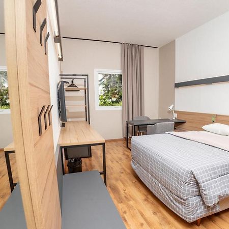 Hotel 10 Джойнвил Екстериор снимка