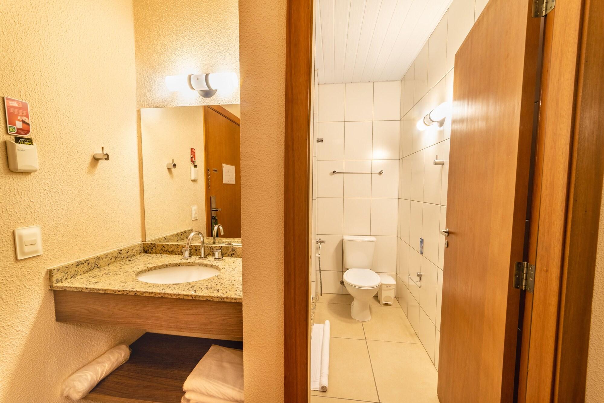 Hotel 10 Джойнвил Екстериор снимка