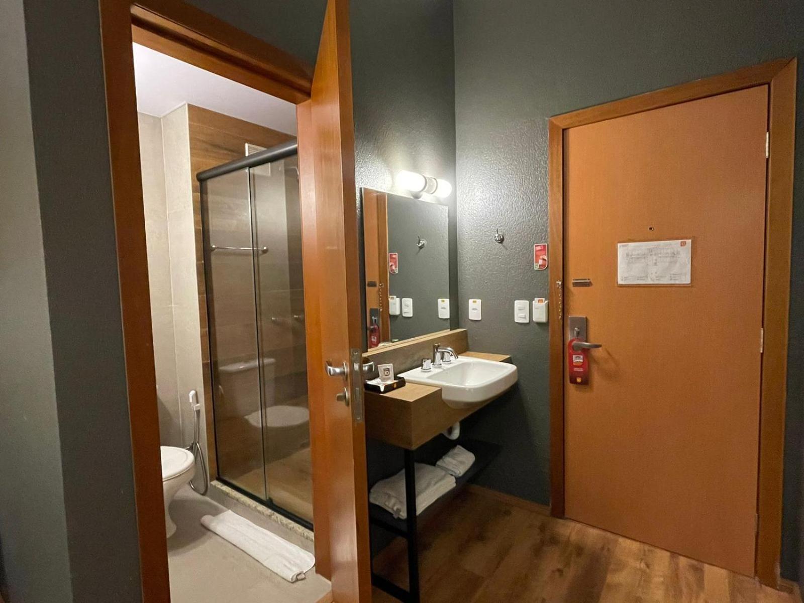 Hotel 10 Джойнвил Екстериор снимка