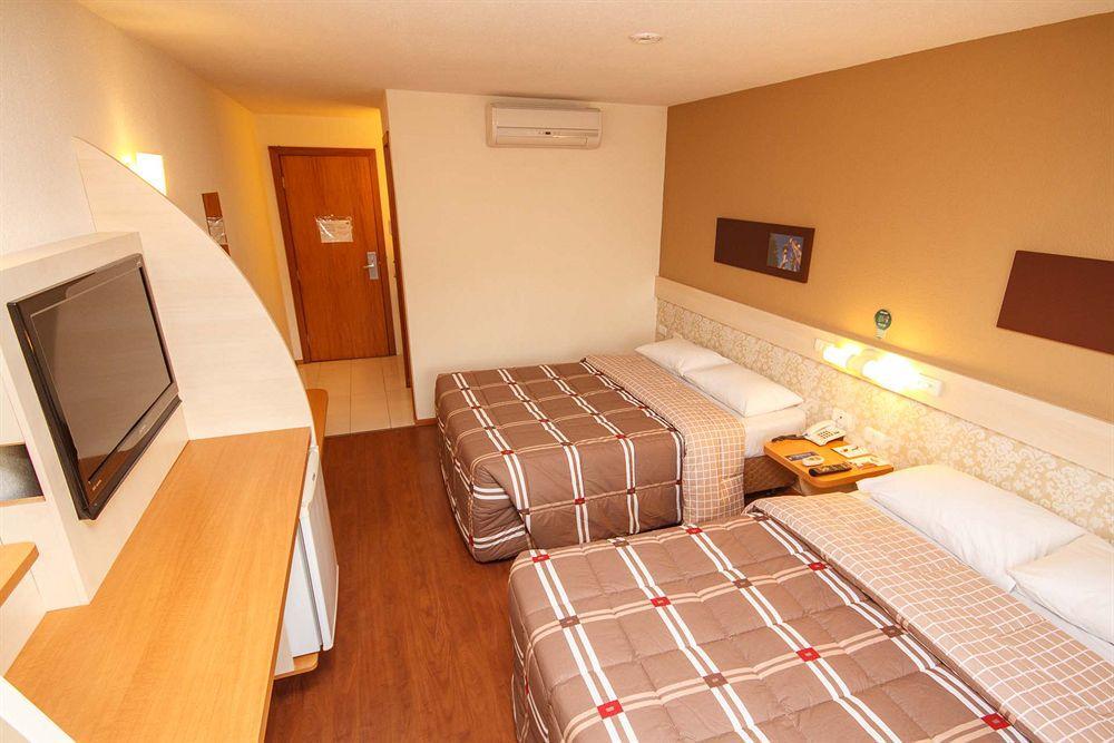 Hotel 10 Джойнвил Екстериор снимка