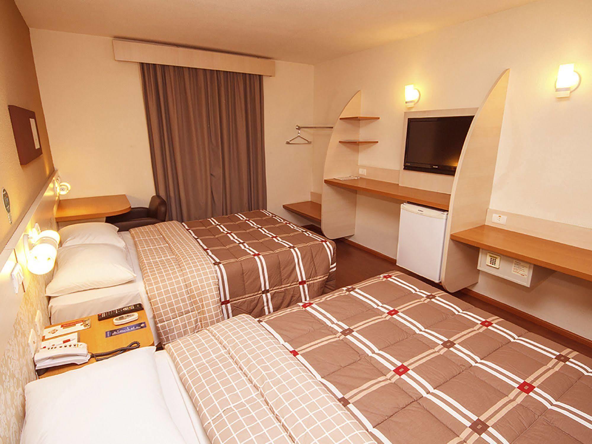 Hotel 10 Джойнвил Екстериор снимка